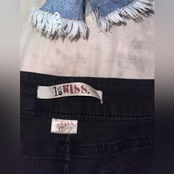 Short shorts - Picture 4 of 4